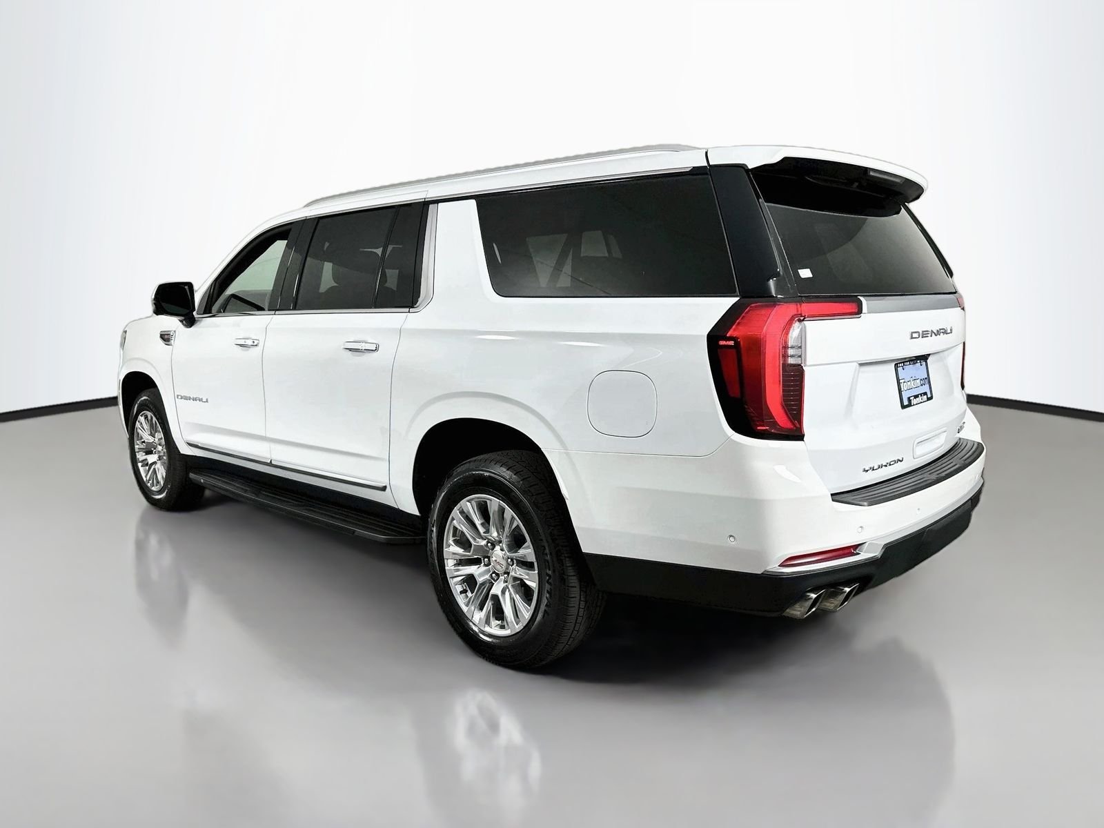 Used 2025 Summit White GMC Denali image 6
