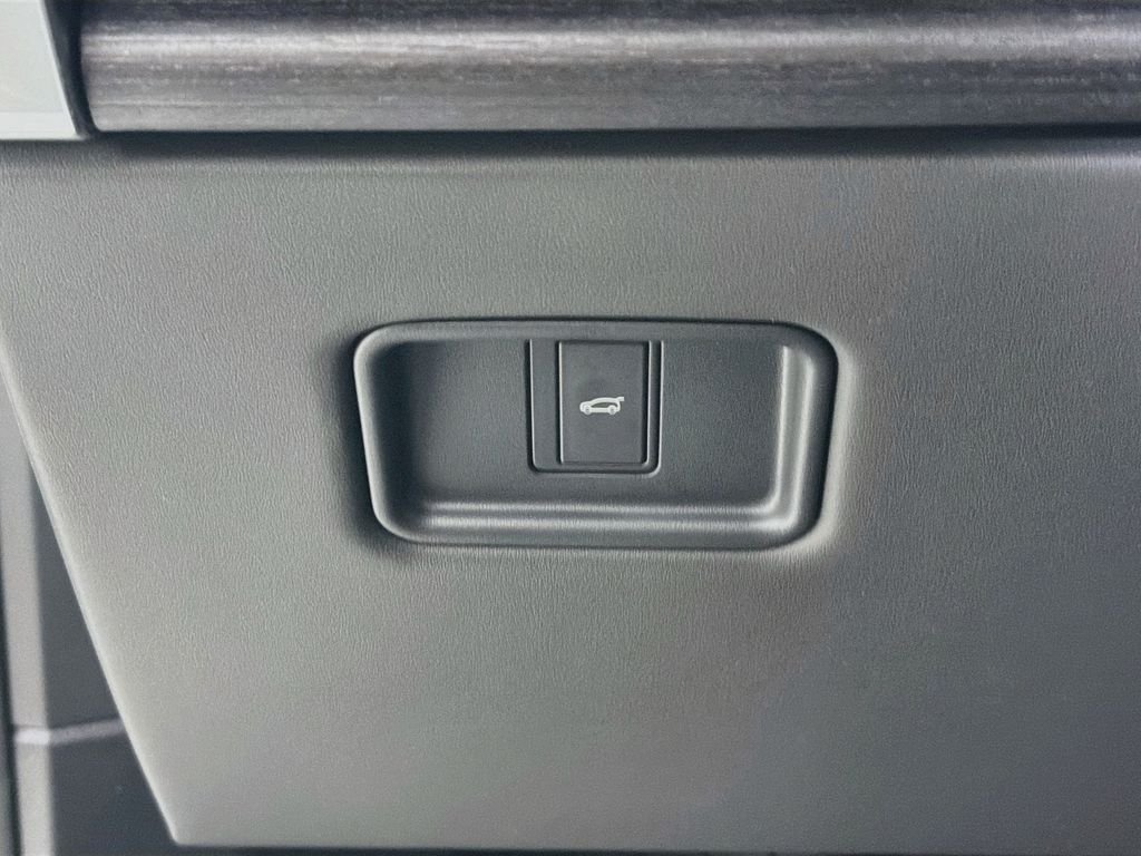 New 2027 Fuji White Land Rover SE image 10
