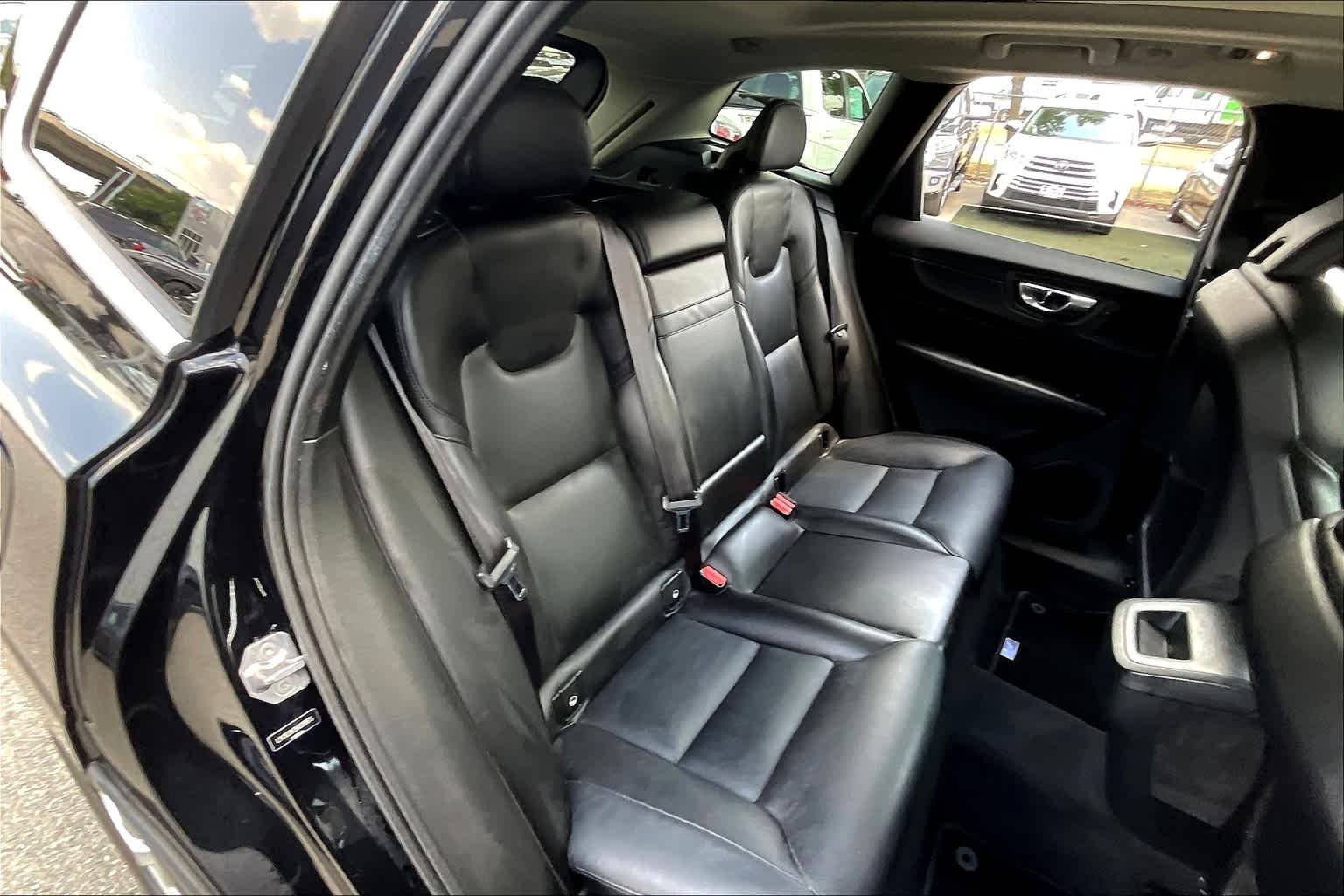 Used 2019 Onyx Black Metallic Volvo Momentum image 19