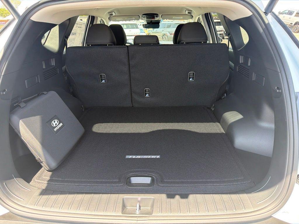 New 2026 White Hyundai SEL FWD image 7