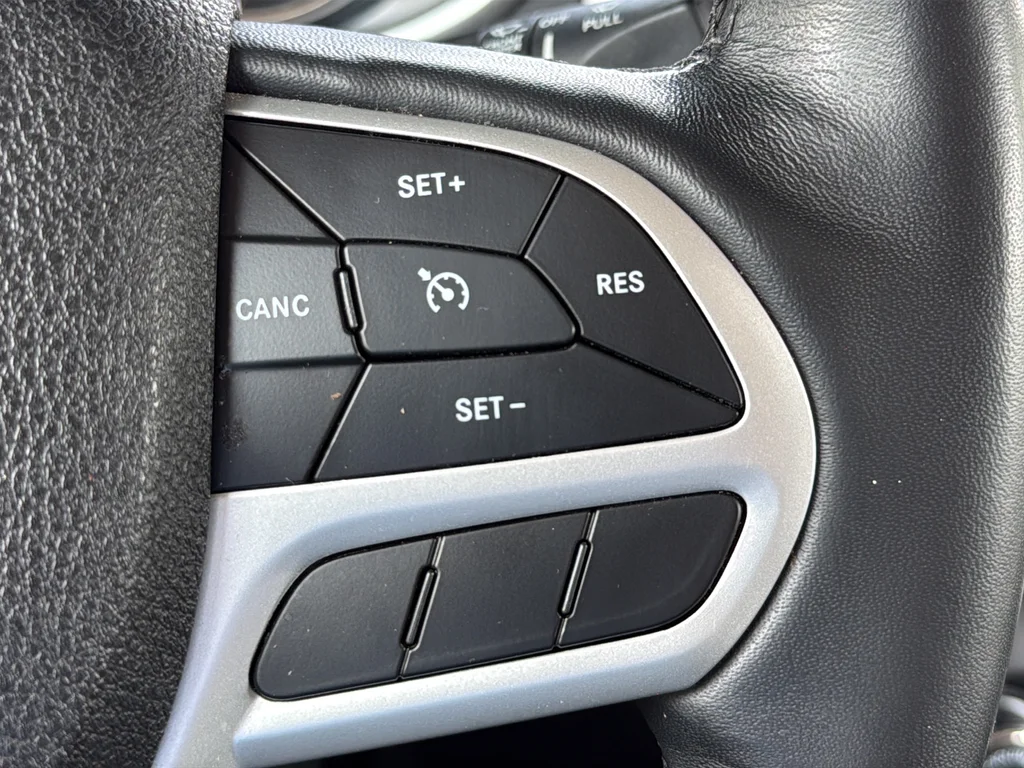 Used 2018 Gray Jeep Latitude Plus image 15