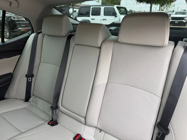 Used 2025  Toyota XLE image 27