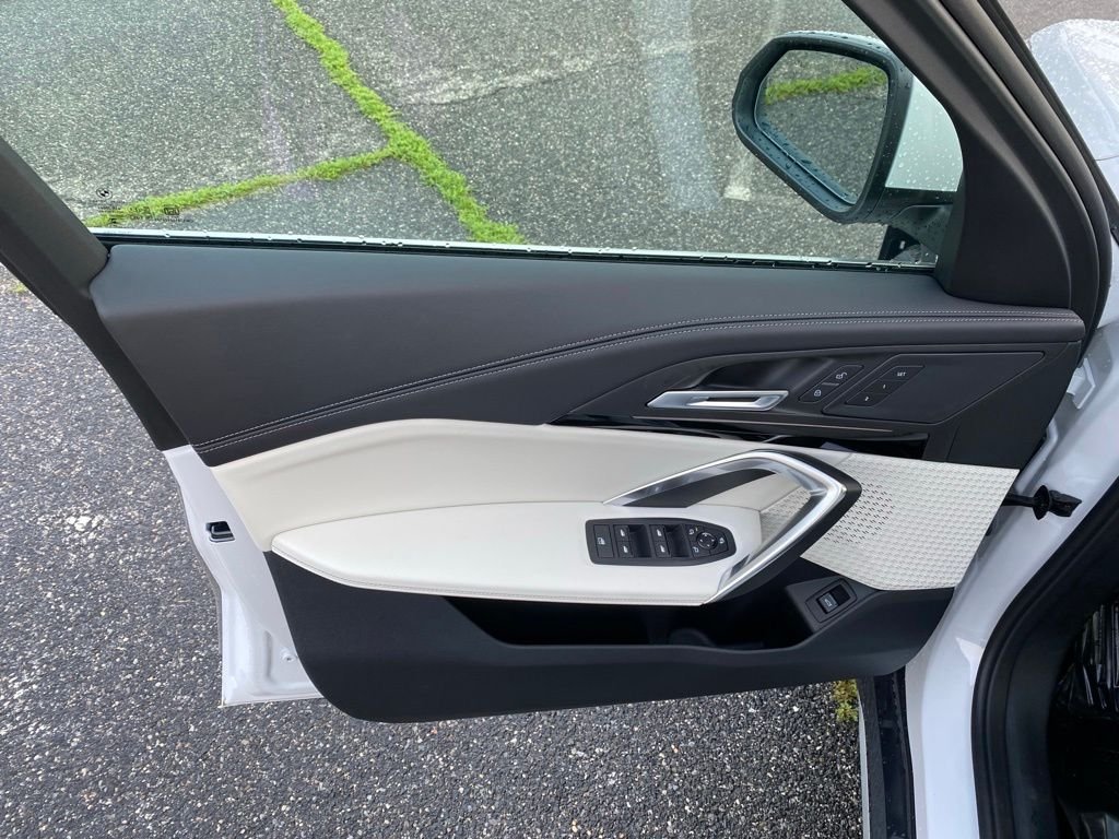 New 2026 Mineral White Metallic BMW xDrive28i image 13