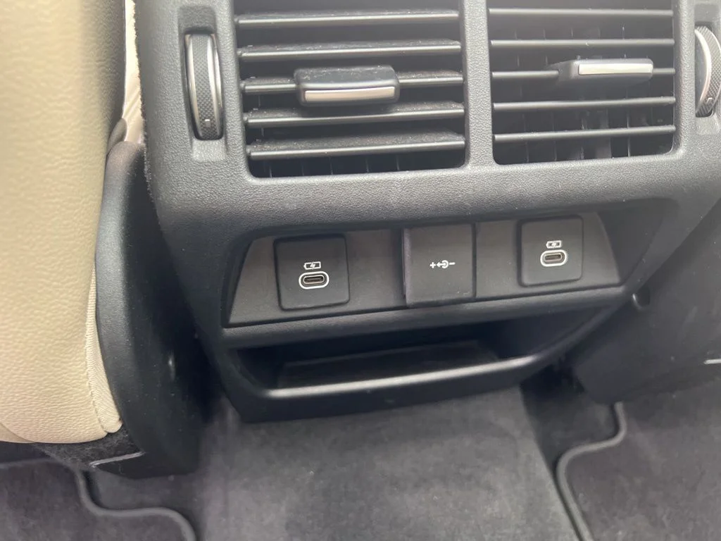 Used 2021 White Land Rover SE image 22