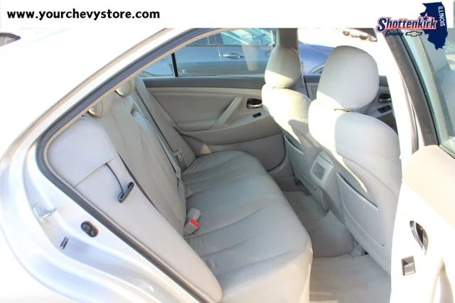 Used 2009 Silver Toyota LE image 14