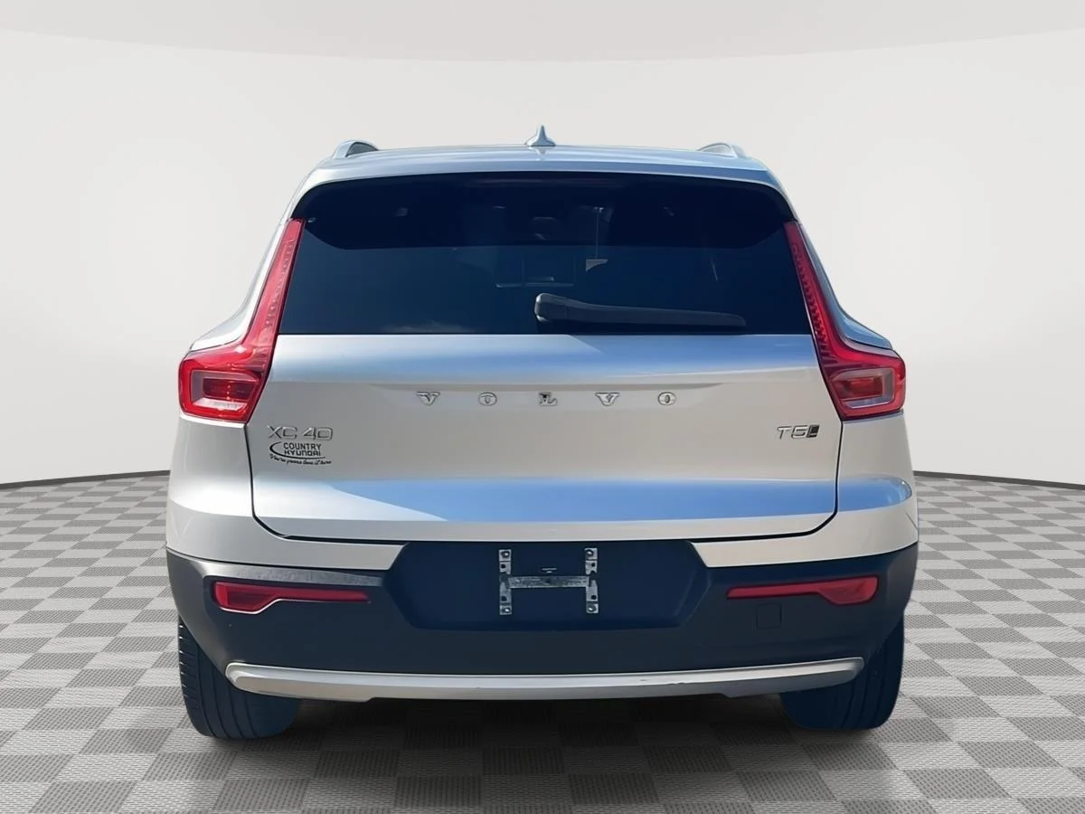 Used 2019 Bright Silver Metallic Volvo Momentum image 6