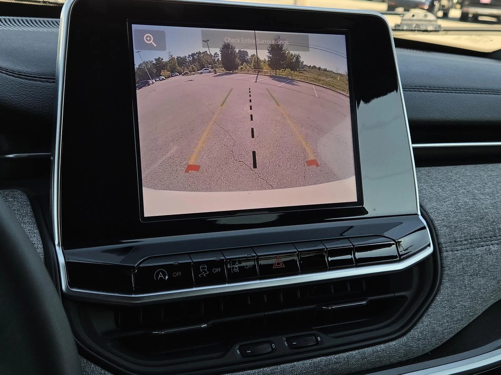 Used 2025 White/off-white Jeep Latitude 4x4 image 18
