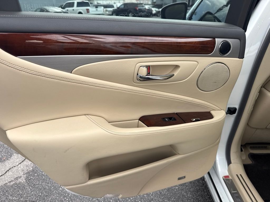 Used 2014 White Lexus 460 image 25