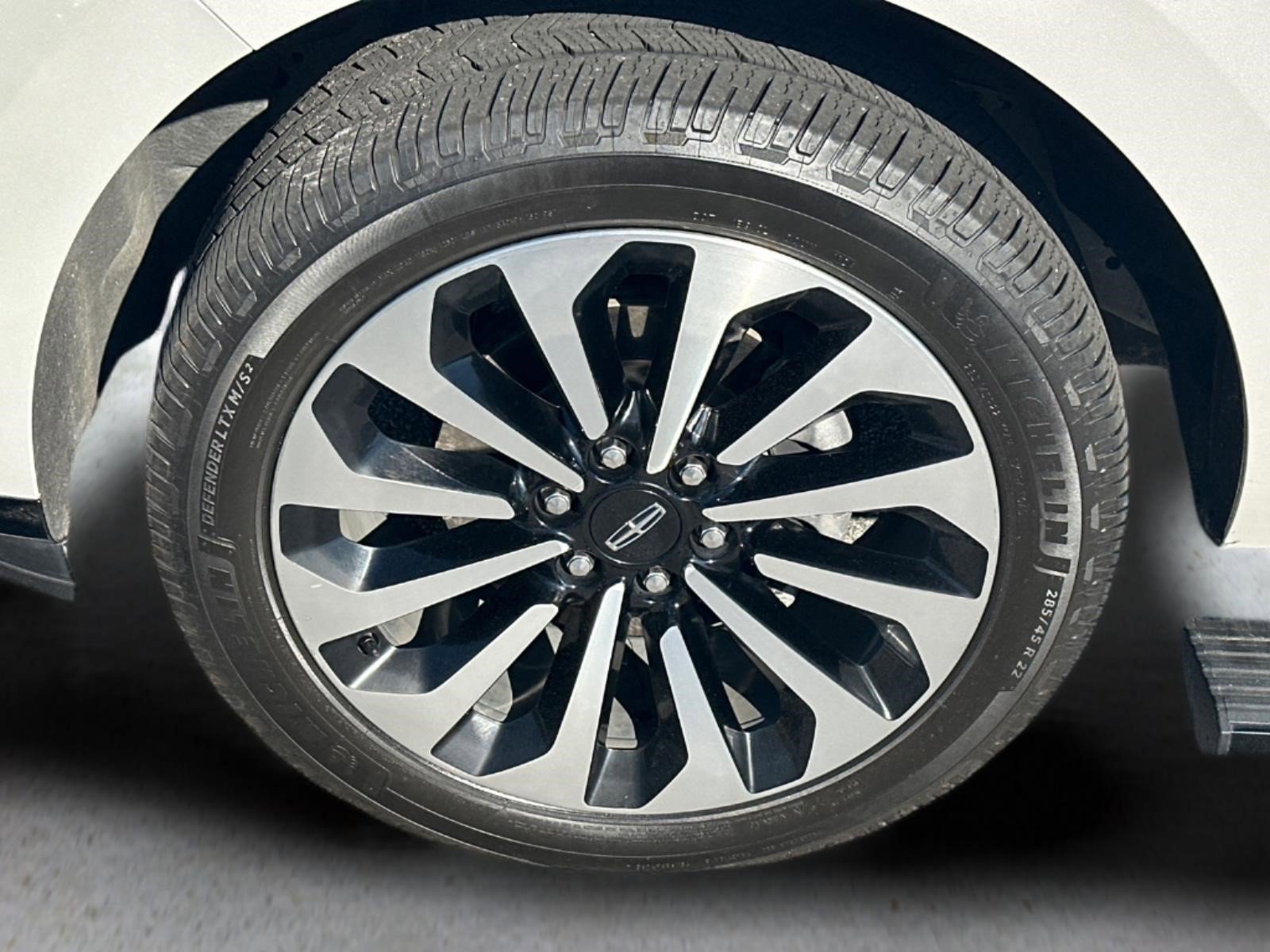 Used 2024 Pearl Metallic Lincoln Reserve image 28