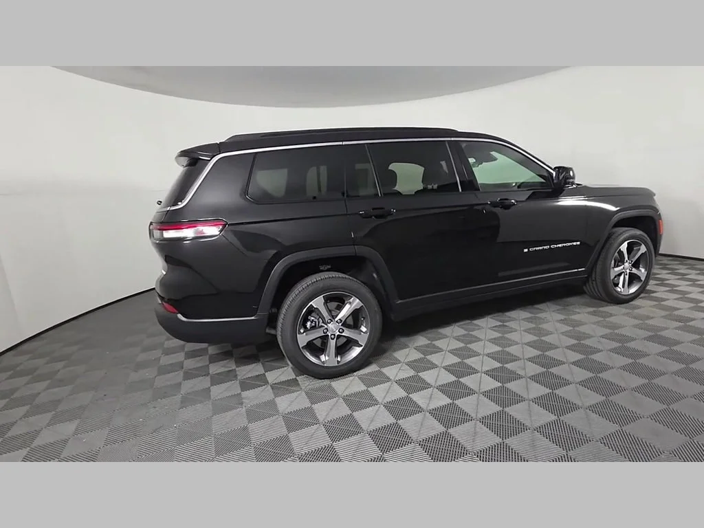New 2026 Diamond Black Crystal Pearl-Coat Exterior Paint Jeep Limited image 27