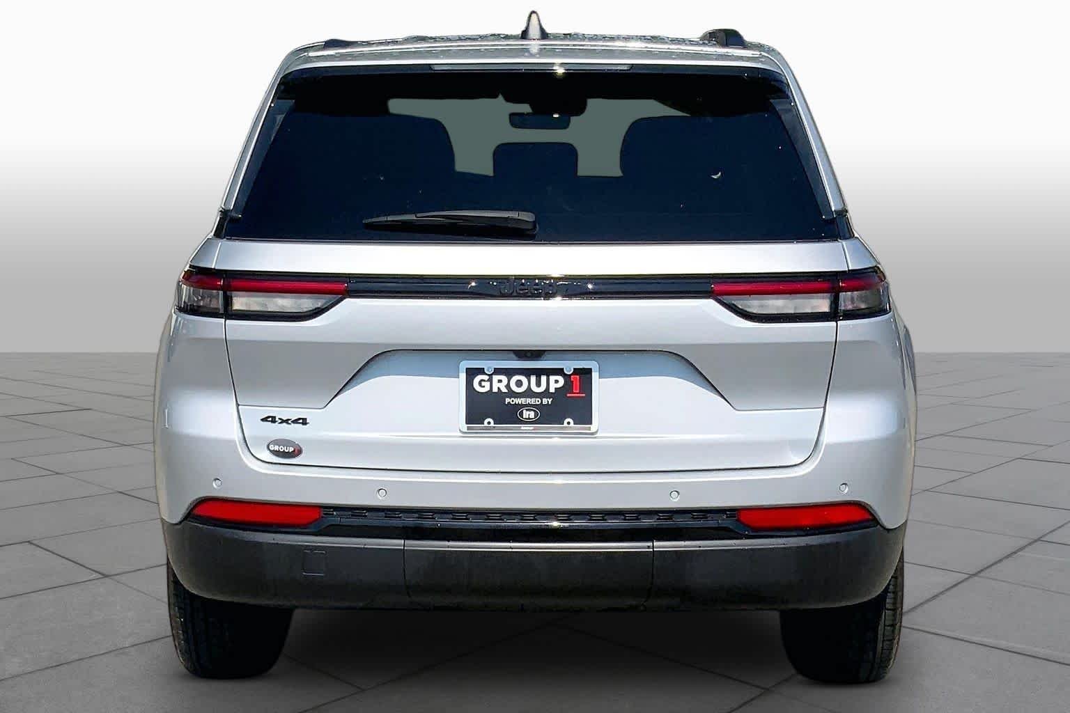 Certified Used 2025 Silver Zynith Jeep Altitude image 5