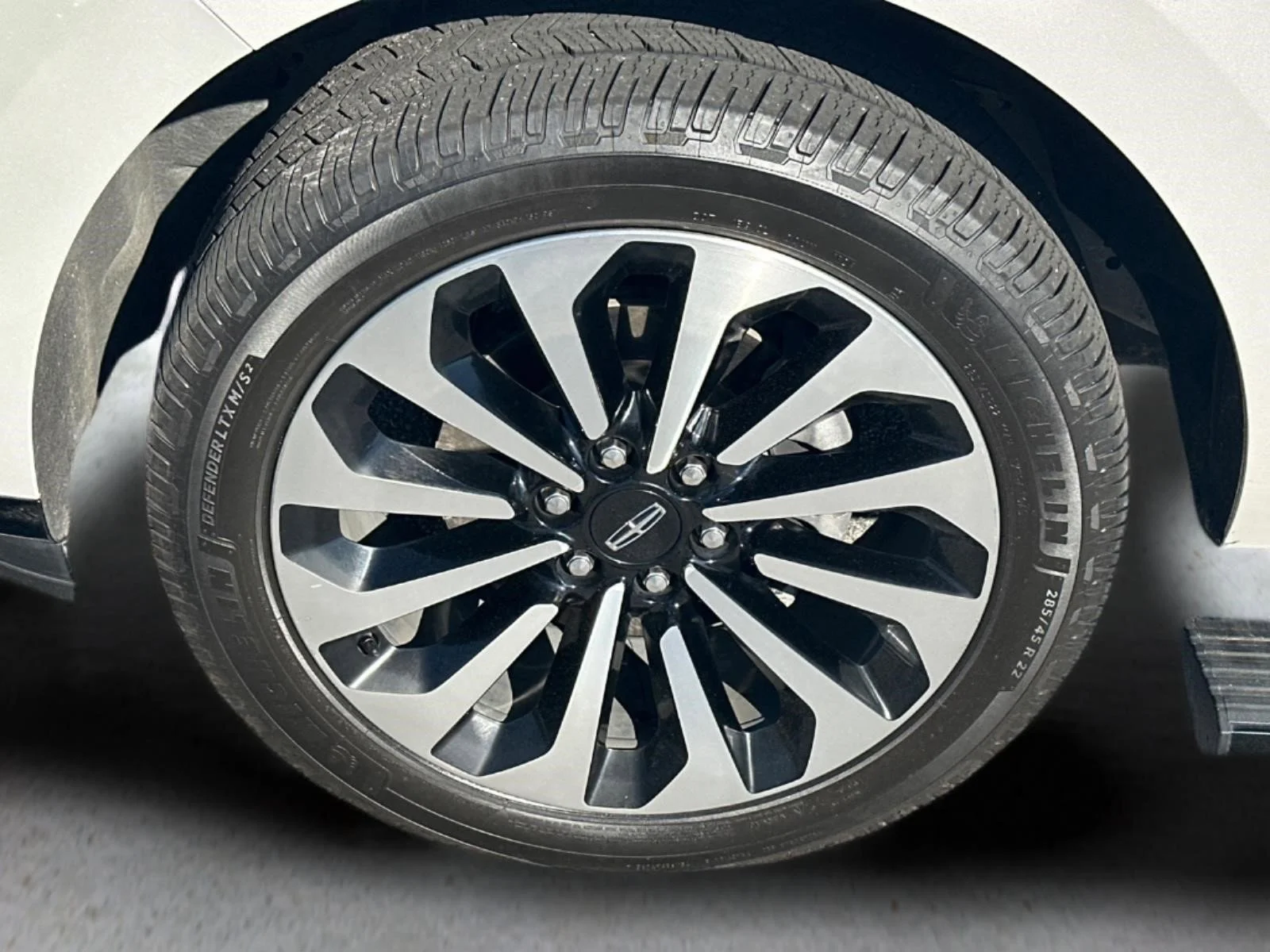Used 2024 Pearl Metallic Lincoln Reserve image 28