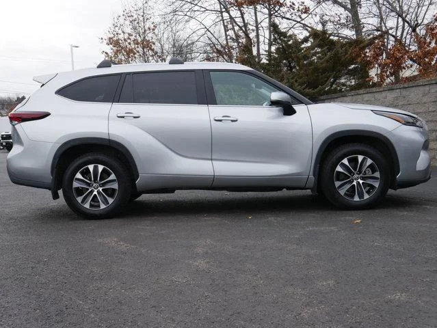 Used 2024  Toyota  image 9