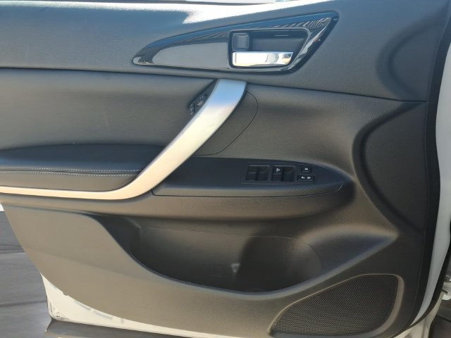 Used 2025  Mitsubishi SE image 14