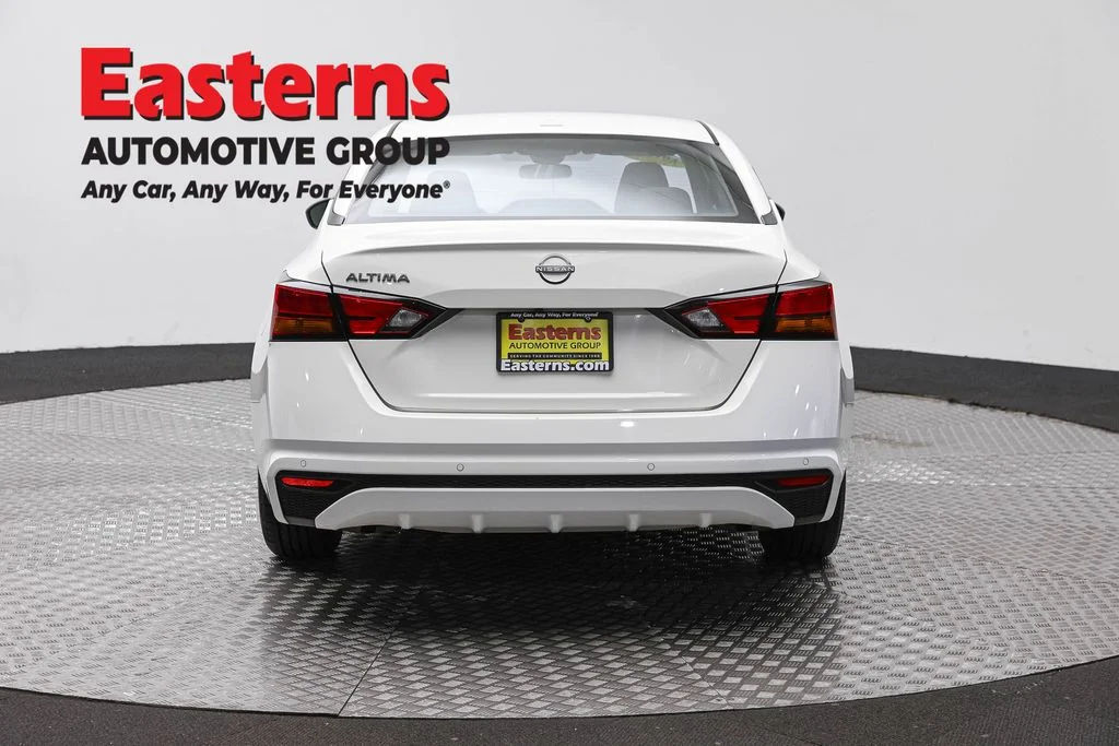 Used 2025 White Nissan 2.5 SV image 6