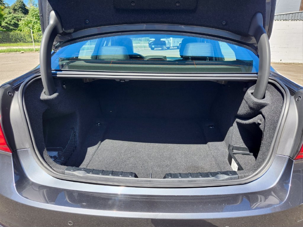 Used 2018 Gray BMW 320i xDrive image 33