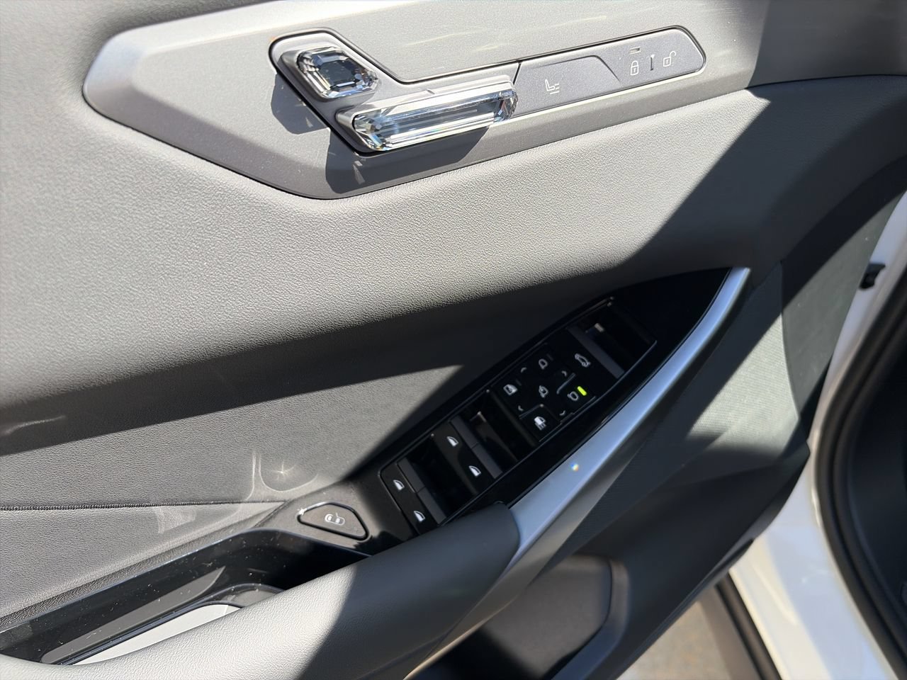 New 2027 Alpine White BMW 40 xDrive image 19