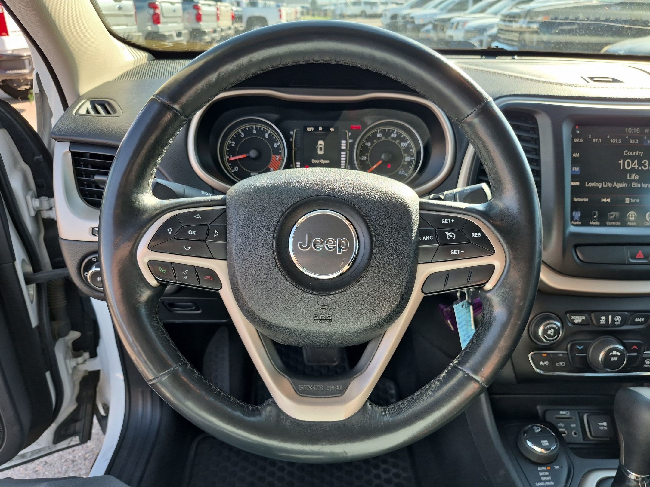 Used 2015 Bright White Clearcoat Jeep Latitude image 16