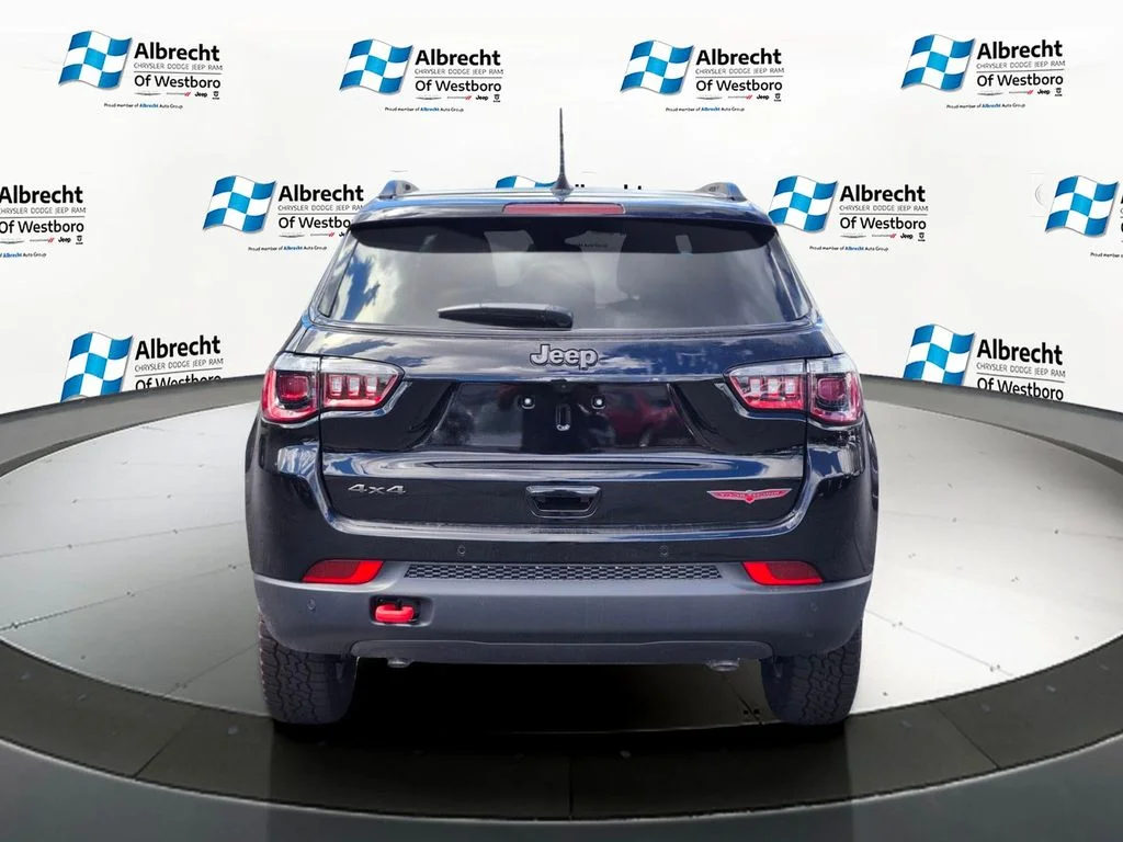 New 2026 Diamond Black Crystal Pearl-Coat Exterior Paint Jeep Trailhawk image 4