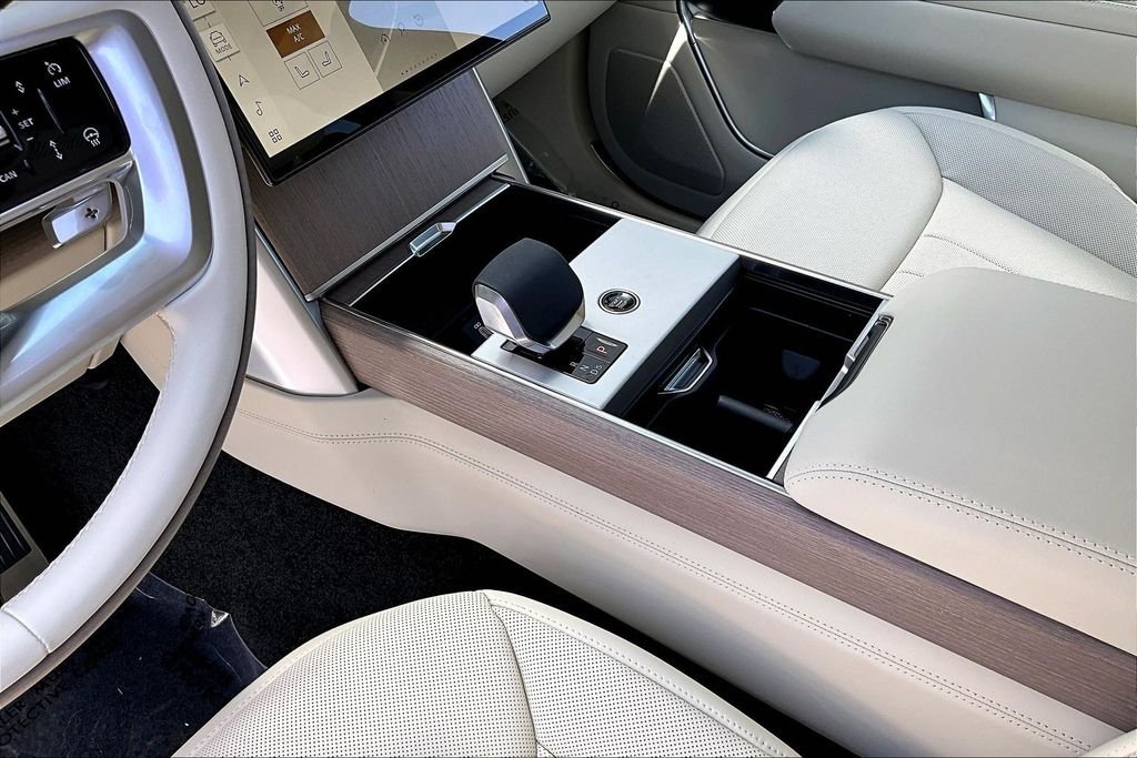 New 2026 BATUMI GOLD Land Rover SE 7 Seats image 8