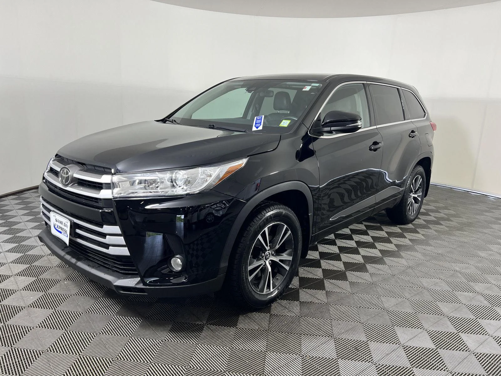 Used 2018 Bk Toyota LE image 30