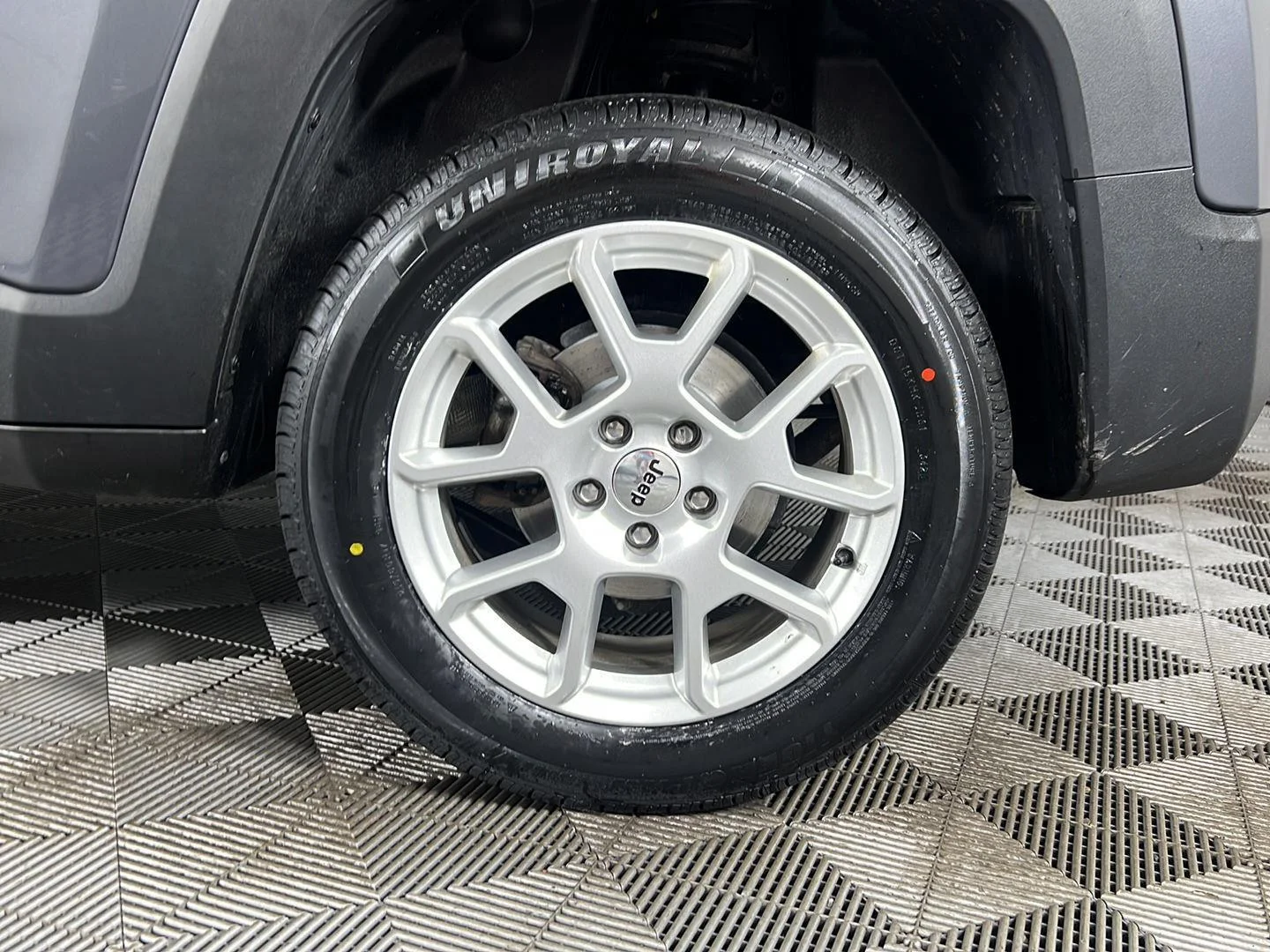 Used 2022 Graphite Gray Jeep Latitude image 24
