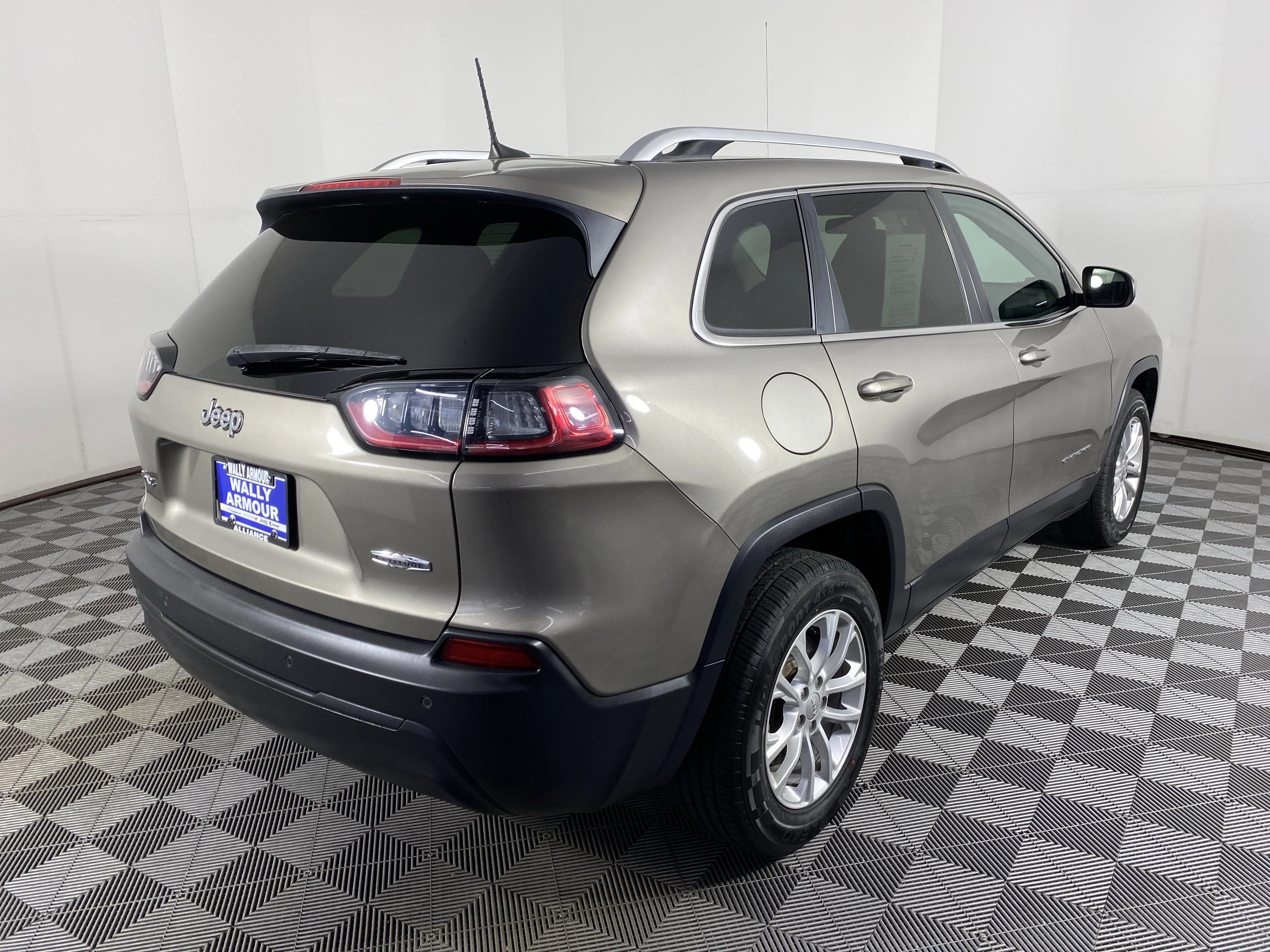 Used 2019 Light Brownstone Pearlcoat Jeep Latitude image 6