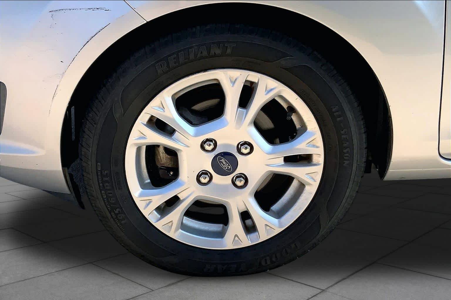 Used 2014 Ingot Silver Metallic Ford SE image 10