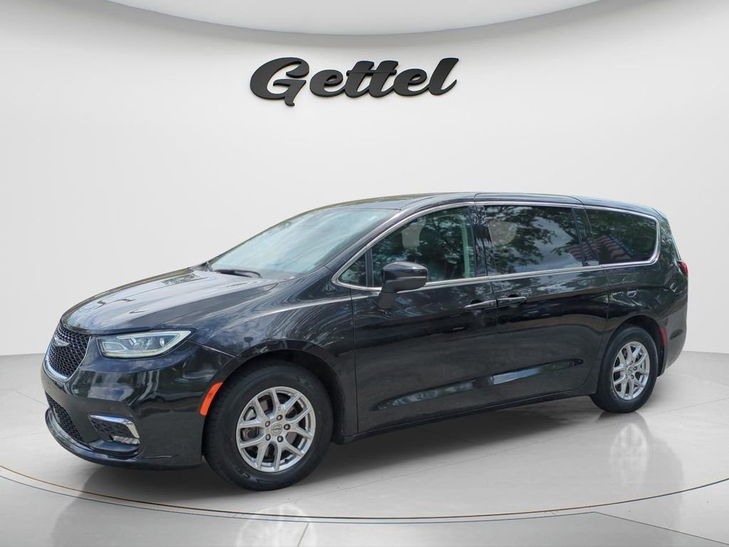 2023 Chrysler Pacifica Touring L's photo
