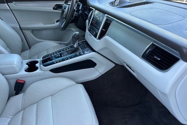 Used 2017  Porsche Turbo image 15