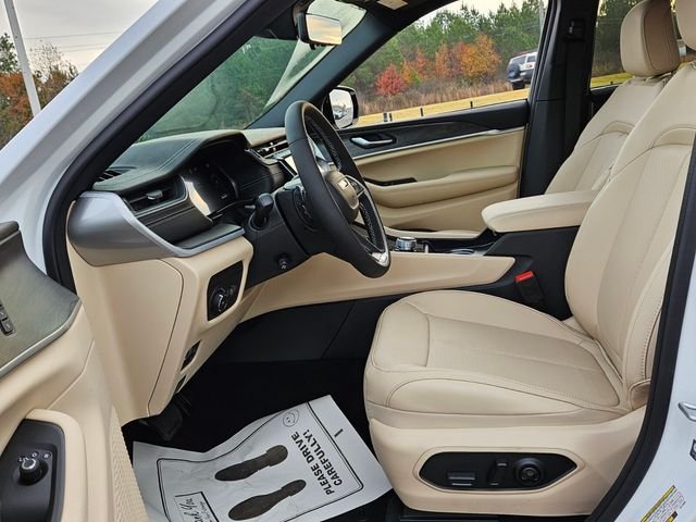 New 2025 Bright White Clear-Coat Exterior Paint Jeep Limited image 6