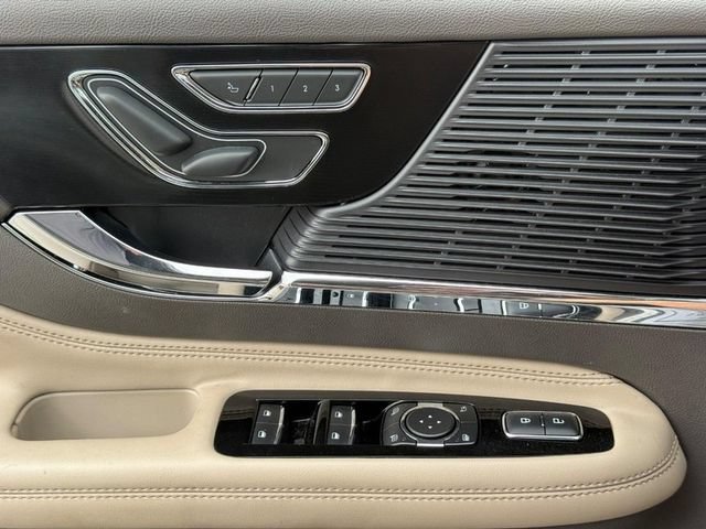 Used 2022 White Lincoln Standard image 24