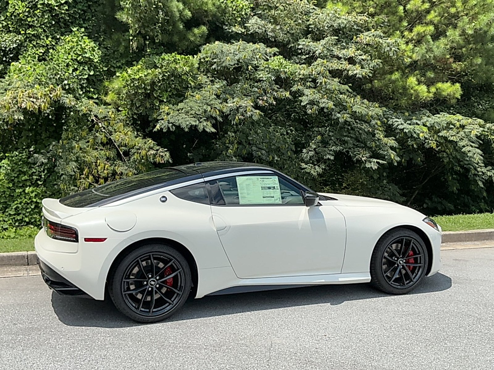 New 2026 Pearl White Tricoat/Super Black Nissan Performance image 2