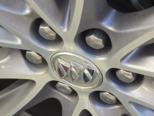 Used 2024 White Frost Tricoat Buick Essence image 33