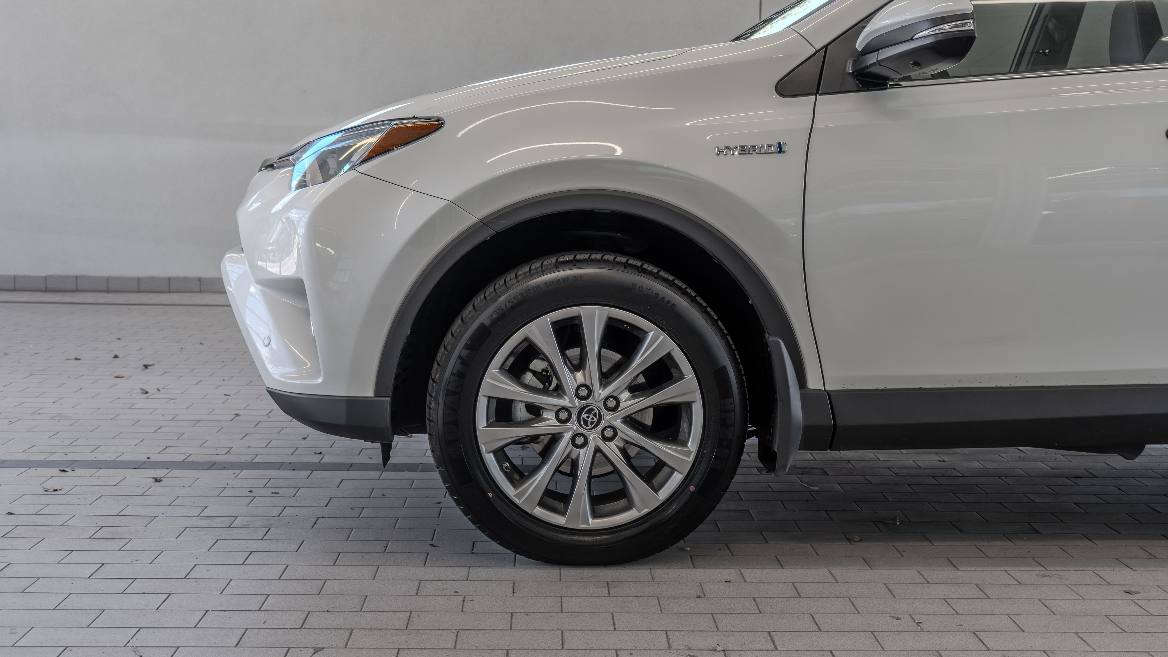 Used 2018 Blizzard Pearl Toyota Limited image 4