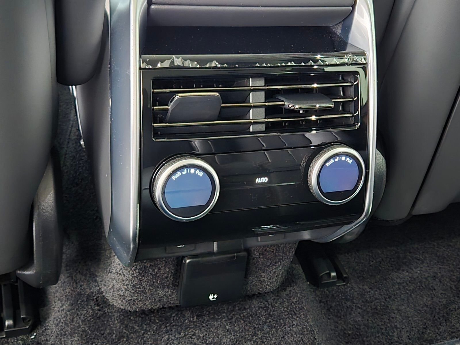 New 2026 Fuji White Land Rover SE image 14