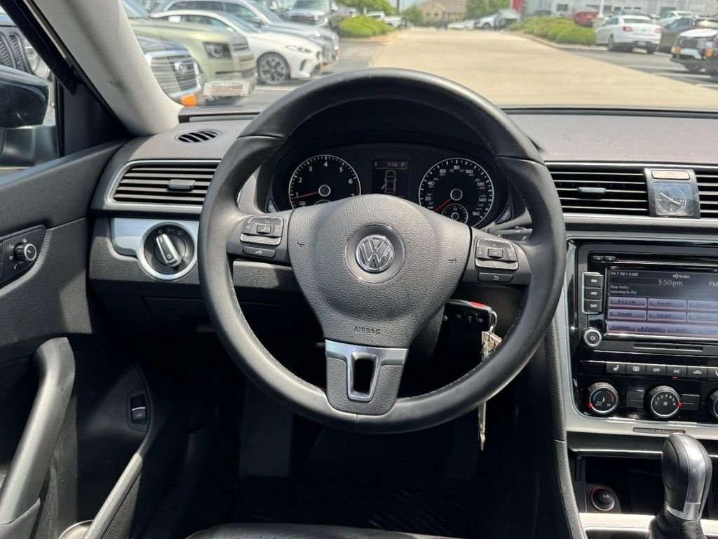 Used 2013 Black Volkswagen 2.5 SE image 13
