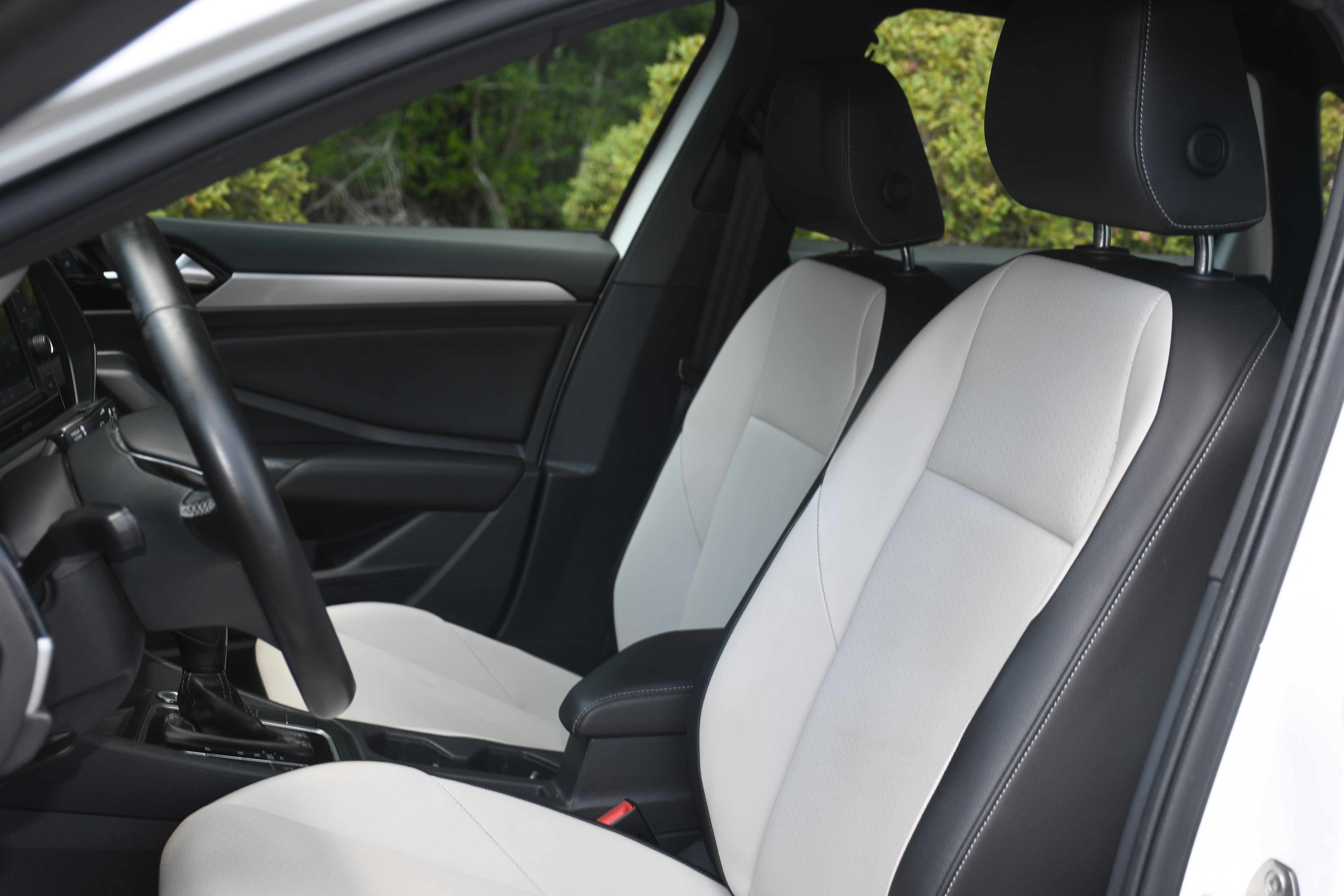 Used 2021  Volkswagen R-Line image 12