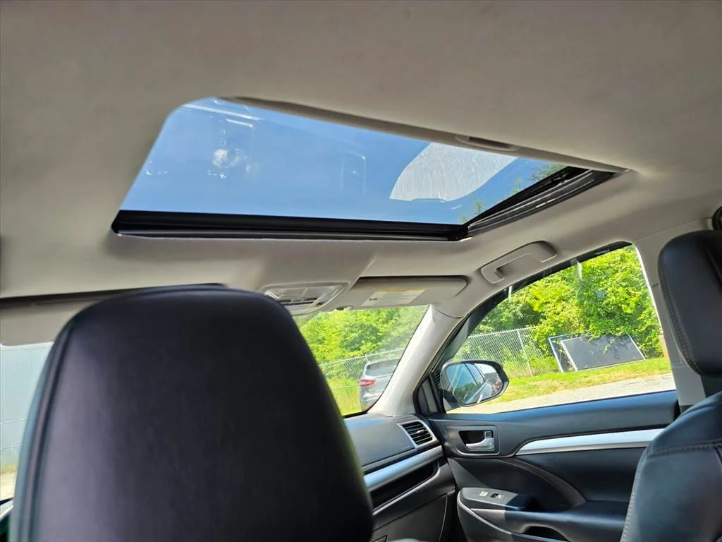 Used 2016  Toyota XLE V6 image 7