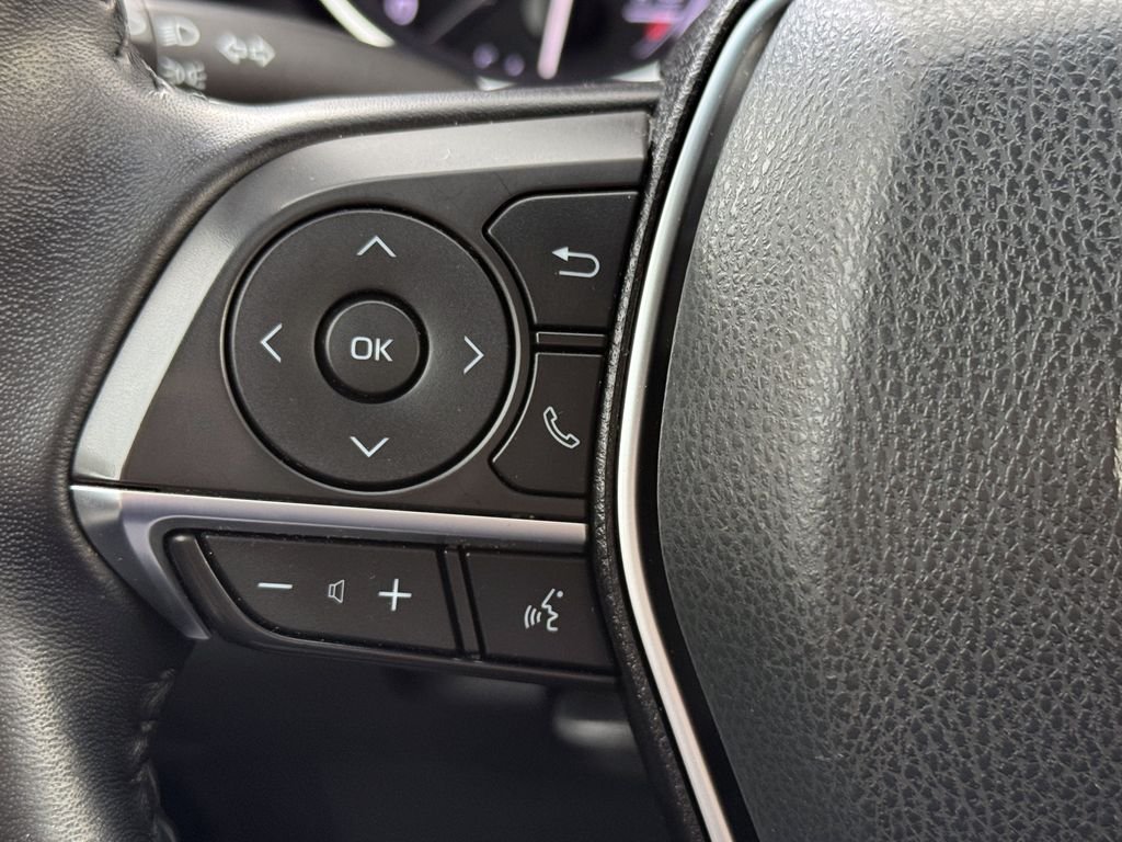 Used 2018 Silver Toyota XLE image 30