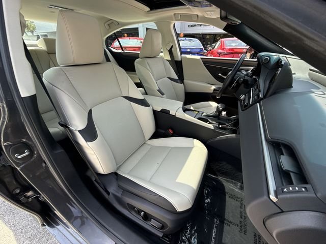 2025 Lexus ES Hybrid 300h - Photo 26