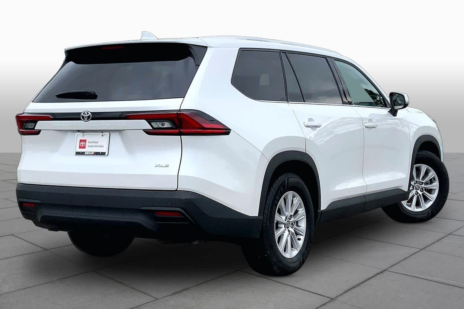 Used 2025 Wind Chill Pearl Toyota XLE image 13