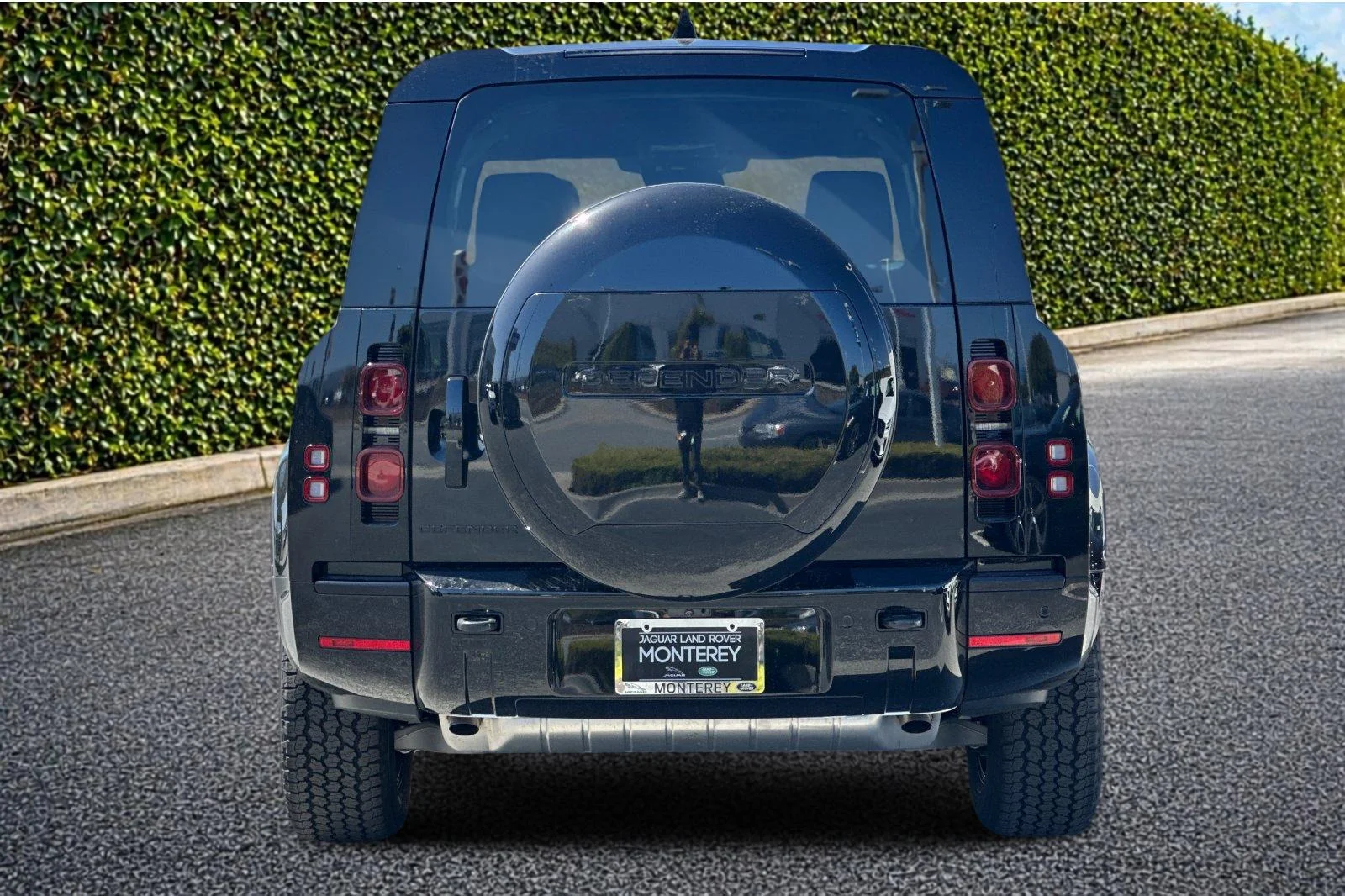 New 2024 Santorini Black Land Rover X-Dynamic SE image 5