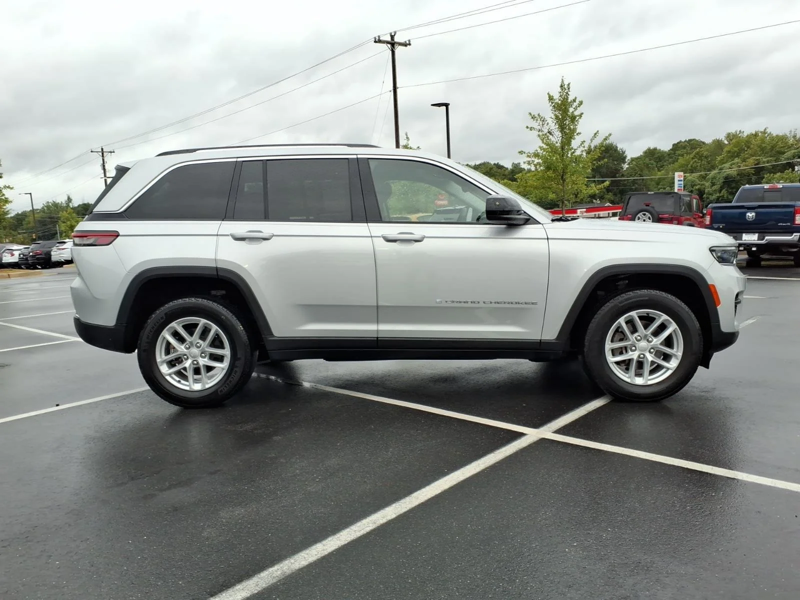 Used 2023 Silver Zynith Jeep Laredo image 9