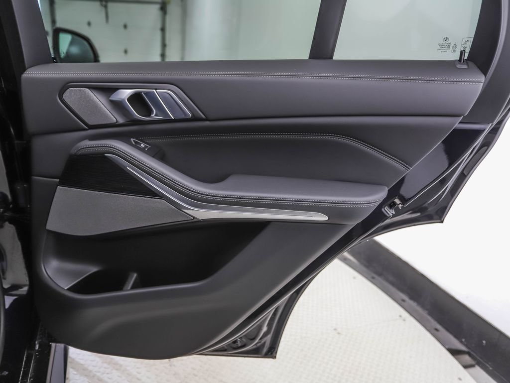New 2026 Carbon Black Metallic BMW xDrive40i image 25