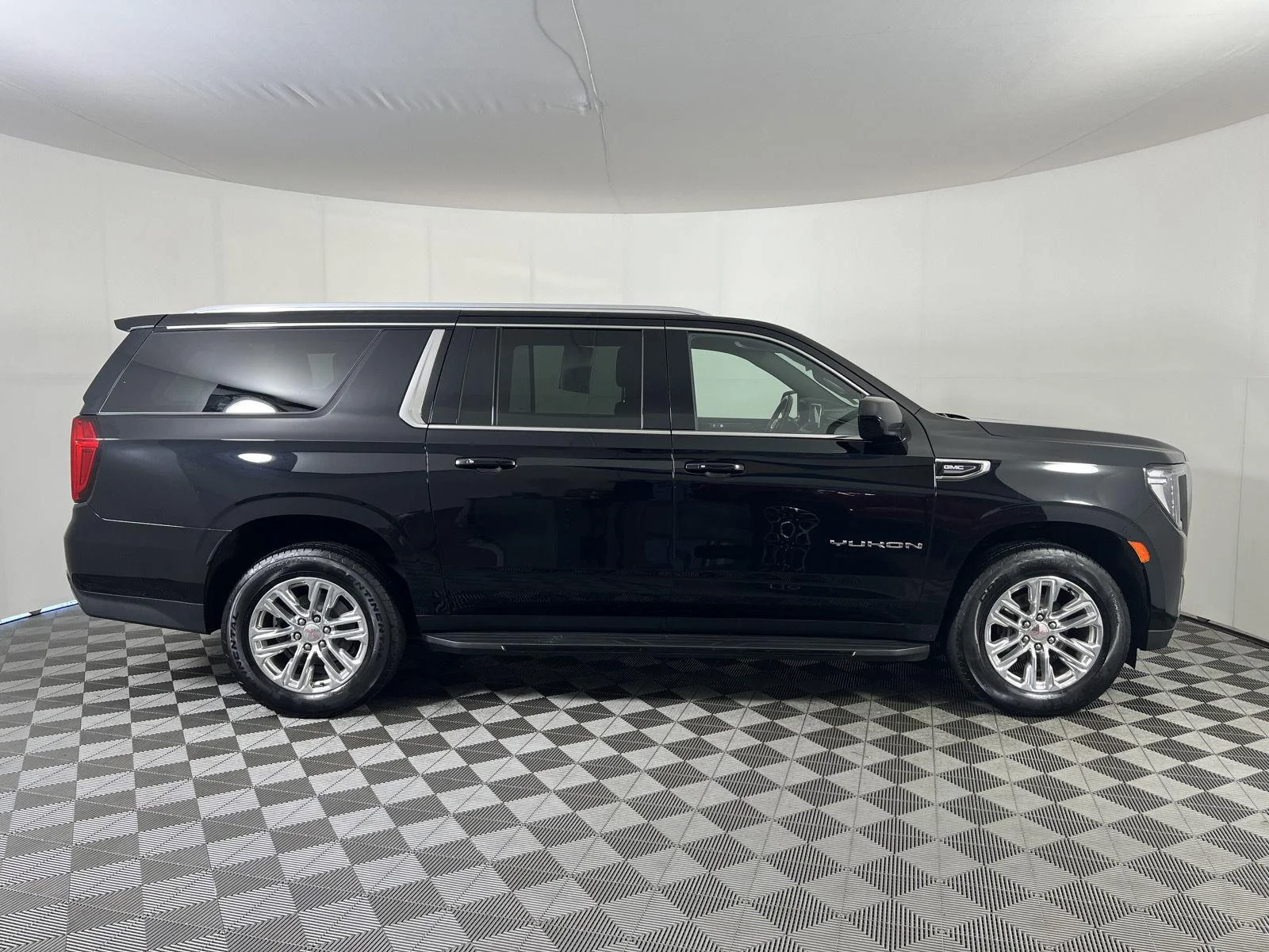 Used 2022 Onyx Black GMC SLE image 25