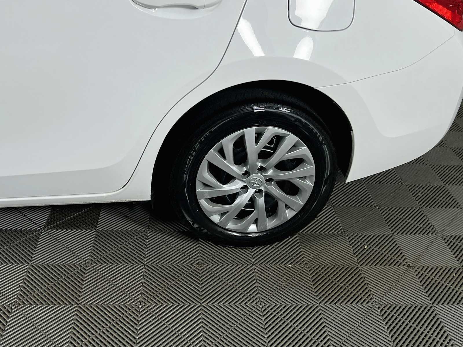 Used 2018 Super White Toyota LE image 30