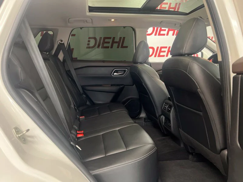 Used 2021 White Nissan SL image 11