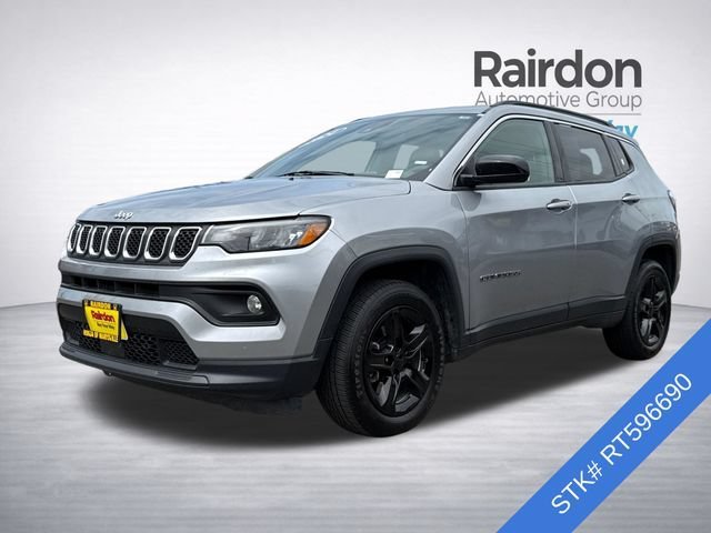 Used 2024 Silver Zynith Metallic Clearcoat Jeep Latitude image 3