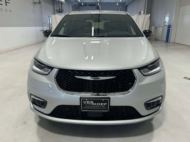 New 2026 Silver Mist Clear-Coat Exterior Paint Chrysler Select image 3